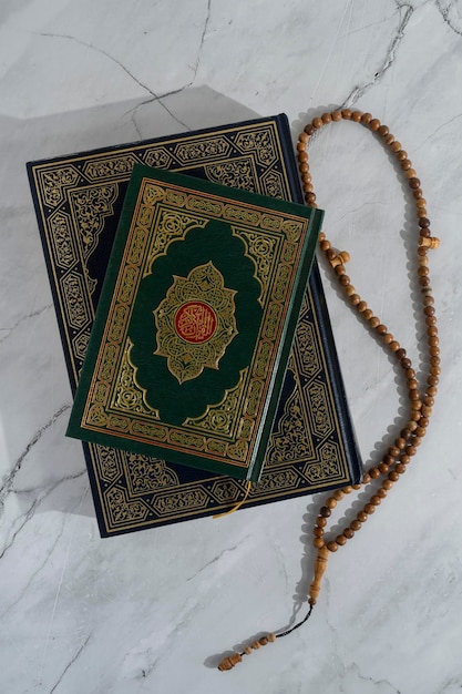 Libro sacro del Corano chiuso con Tasbeeh