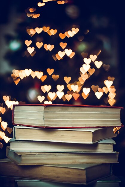 libro su uno sfondo bokeh a forma di cuore San Valentino simbolo dell'amore