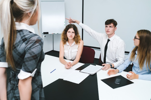 Licenziamento di una donna impiegata colpevole. padroni severi. routine quotidiana dei lavoratori. gesto di cacciare.