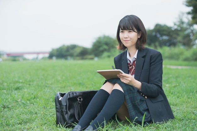 Liceo ragazza che legge e studia