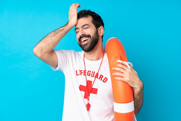 Lifeguard man over blue ha realizzato qualcosa e intendendo la soluzione