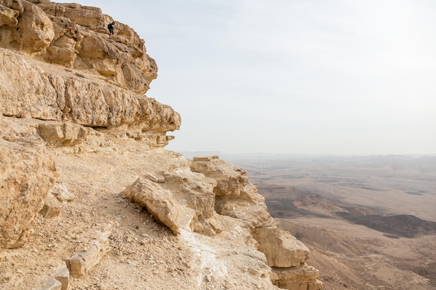 Ð¡liff al cratere Ramon nel deserto del Negev a Mitzpe Ramon, Israele