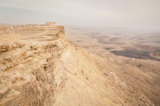 Ð¡liff al cratere Ramon nel deserto del Negev a Mitzpe Ramon, Israele