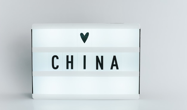 Light box con il titolo CINA con copyspace, su sfondo bianco