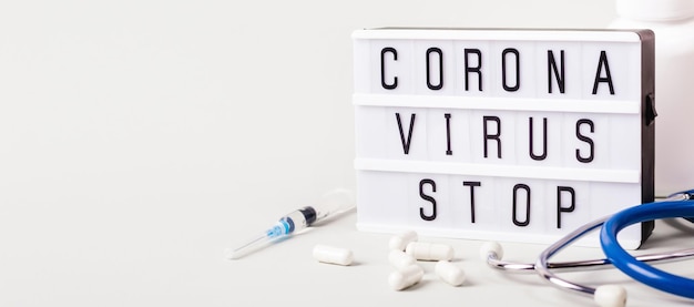 Lightboard con parole Coronavirus stop. Banner Web con il concetto di trattamento del Coronavirus.