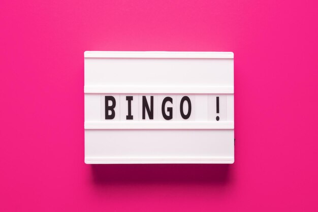 Lightbox con parola bingo su sfondo rosa vista dall'alto Bingo concept lottery casino win game e jackpot
