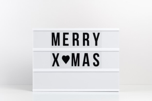 Lightbox con testo MERRY XMAS sul tavolo bianco