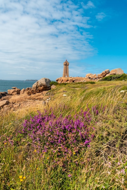 Lighthouse Mean Ruz è un edificio costruito in granito rosa, porto di Ploumanach, nel comune di Perros-Guirec nel dipartimento di Cotes-d'Armor, nella Bretagna francese, Francia.