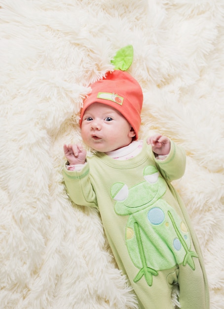 Lilal bambino con cappello arancione