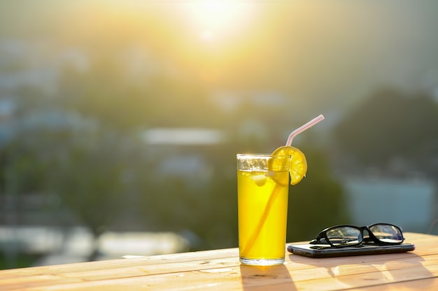 lime caldo al mattino sul tavolo di legno