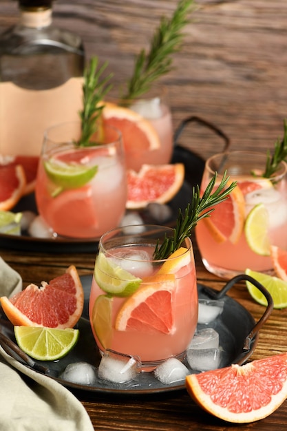 Lime e rosmarino freschi combinati con succo di pompelmo fresco e tequila sono il modo perfetto per ottenere il massimo da questi fantastici prodotti.