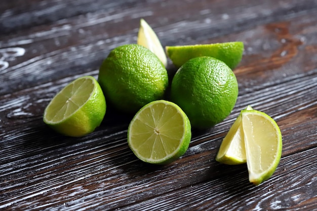 Lime fresche e succose su una superficie di legno Messa a fuoco selettiva Macro