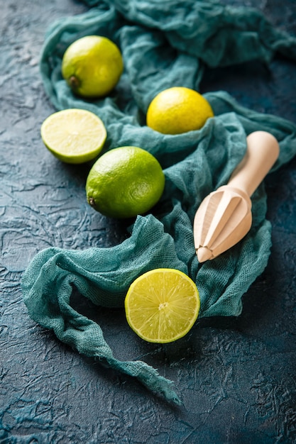Lime fresco con spremiagrumi di agrumi.