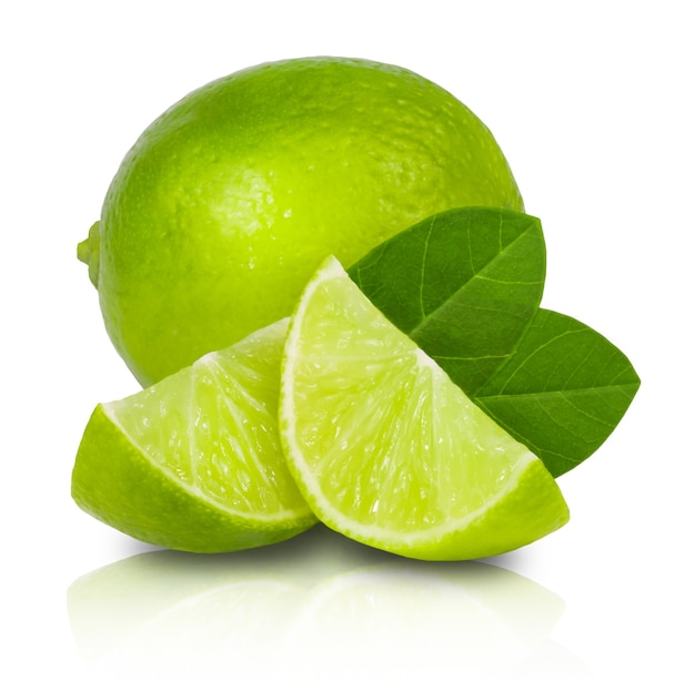 Lime fresco e succoso con fette isolate