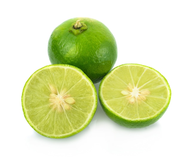 Lime isolato su sfondo bianco