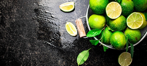 Lime profumato con foglie in uno scolapasta