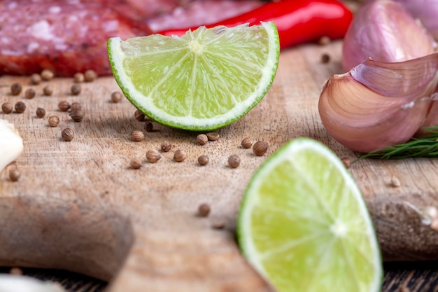 Lime verde maturo affettato accanto a carne e spezie