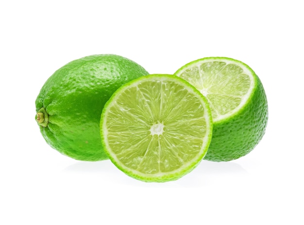 Limes isolati su sfondo bianco