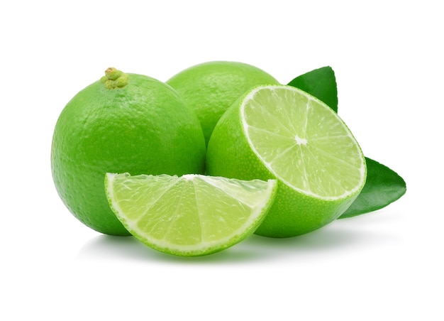 Limes isolato su bianco