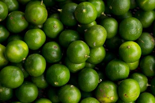 Limes tailandesi in frutta stand nel mercato Klong Toei a Bangkok