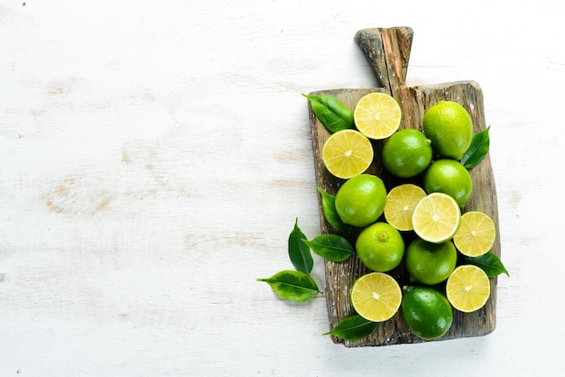 Limes verdi su fondo di legno bianco Frutta Vista dall'alto Spazio libero per il testo