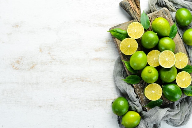 Limes verdi su fondo di legno bianco Frutta Vista dall'alto Spazio libero per il testo