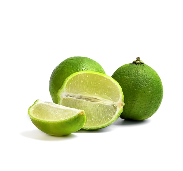 limette mature e succose con un aroma sottile su un bianco