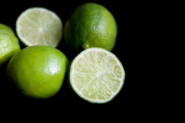 Limette succose su sfondo nero