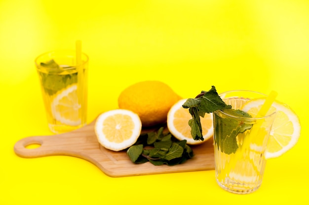 Limonata a base di frutta biologica su sfondo giallo