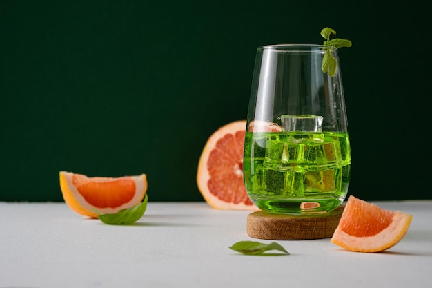 Limonata al dragoncello fresca Limonata naturale a base di erbe al dragoncello Una corretta alimentazione Limonata alle erbe fatta in casa su uno sfondo verde scuro Copyspace orizzontale della foto