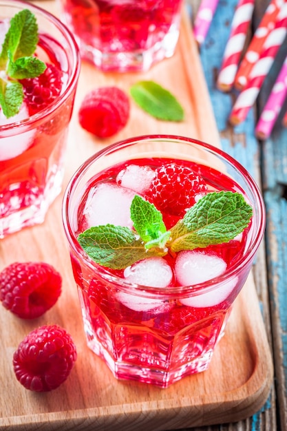 Limonata al lampone in un bicchiere con menta