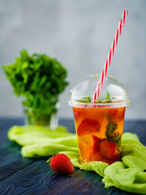 Limonata alla fragola con menta,