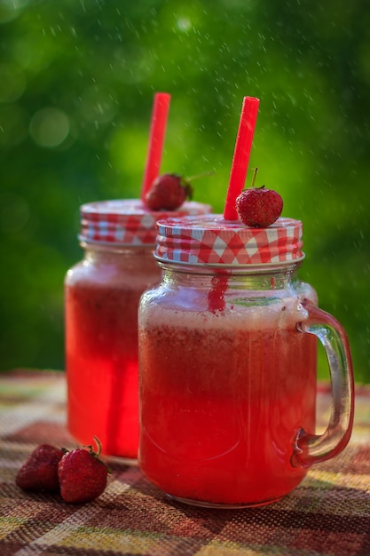 limonata alla fragola fatta in casa in bicchieri