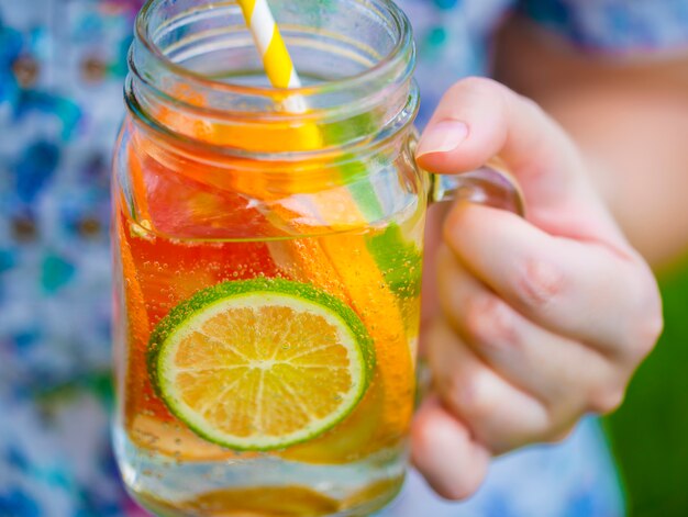 Limonata alla frutta in barattolo