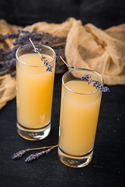 Limonata alla lavanda con succo di limone fresco su superficie scura