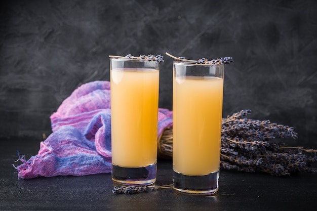 Limonata alla lavanda con succo fresco