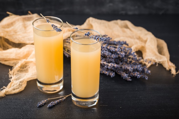 Limonata alla lavanda con succo fresco