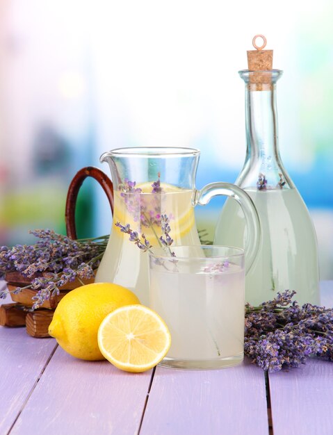 Limonata alla lavanda in bottiglia di vetro e brocca