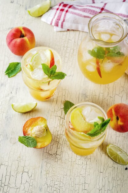 Limonata alla pesca e lime, cocktail mojito con contorno di frutta fresca