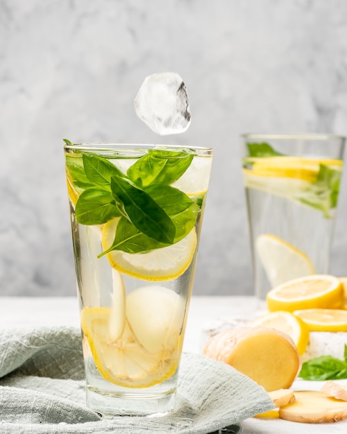 Limonata allo zenzero con basilico in un bicchiere highball