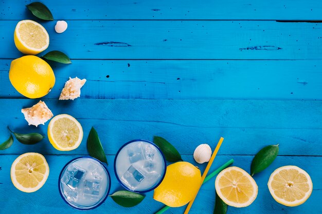 Limonata appena fatta con ghiaccio su un tavolo di legno blu