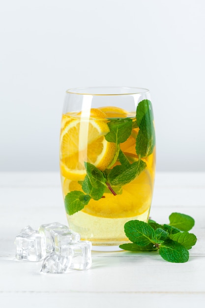 Limonata. Bere con limoni freschi.