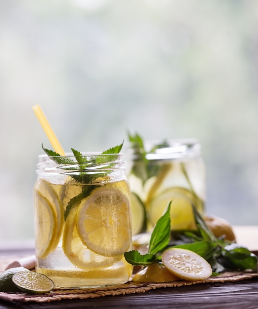 Limonata con fette di menta e limone