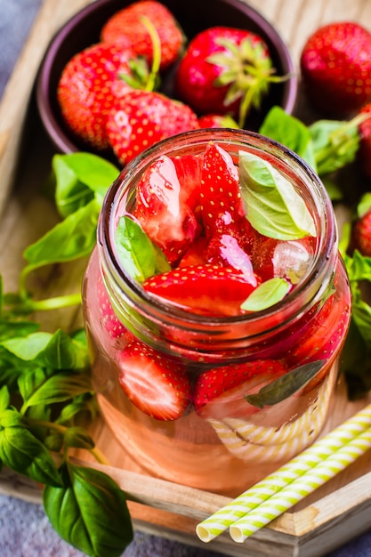 Limonata con fragole e basilico in barattolo di vetro