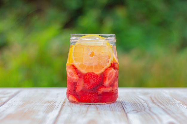 Limonata con fragole in un barattolo di vetro. bevanda estiva rinfrescante.