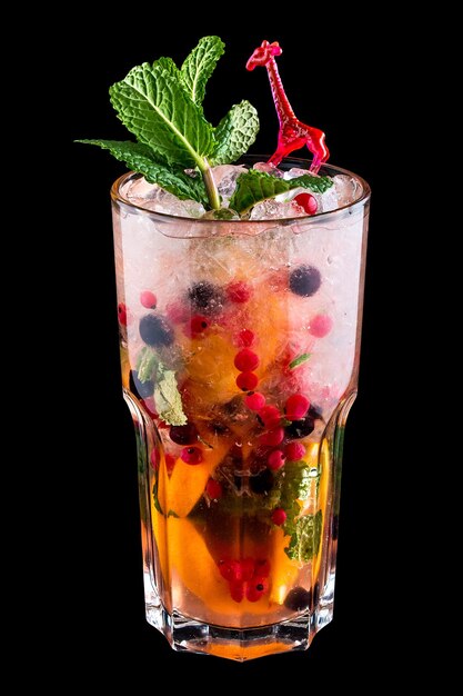 Limonata con frutti di bosco in un bicchiere su sfondo scuro Bevanda per bambini