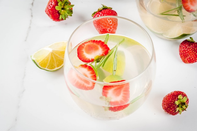 Limonata con lime, fragole fresche e rosmarino