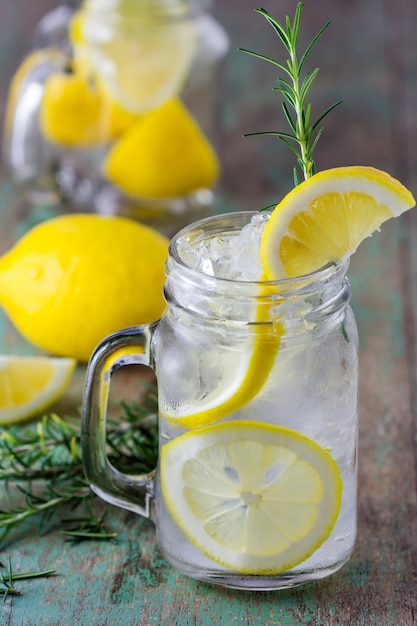 Limonata con limone fresco e rosmarino in vetro