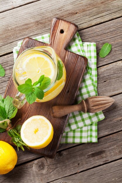 Limonata con menta limone e ghiaccio