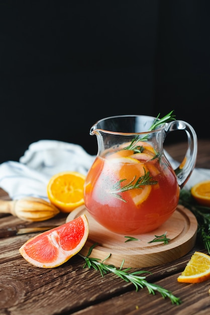 Limonata con pompelmo e rosmarino